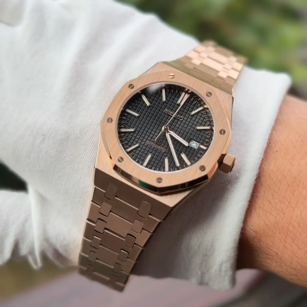 Nu är denna Seiko Roman Dial-mod färdigbyggd och till salu! (Custom made.) Klockan har Seikos automatiska NH35A-urverk. Glaset är av safir, vilket är reptåligt. Diametern finns tillgänglig i 40 mm. Klocklåda och verktygs-kit ingår. Övriga frågor? DM!. Asusteet.