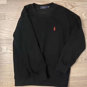 Svart tröja från Polo Ralph Lauren - Säljer en klassisk svart tröja från Polo Ralph Lauren för 350 kr pris kan diskuteras 