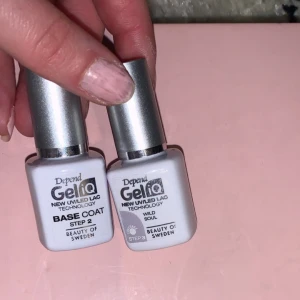 Depend Gel iQ nagellack - Två flaskor Depend Gel iQ nagellack med New UV/LED Lac Technology. Innehåller en Base Coat (Step 2) och en Solid färg (Step 3). Perfekt för att skapa hållbara och glansiga naglar hemma. Basecoat använd nån gång. Annars hela. 100 kr för båda