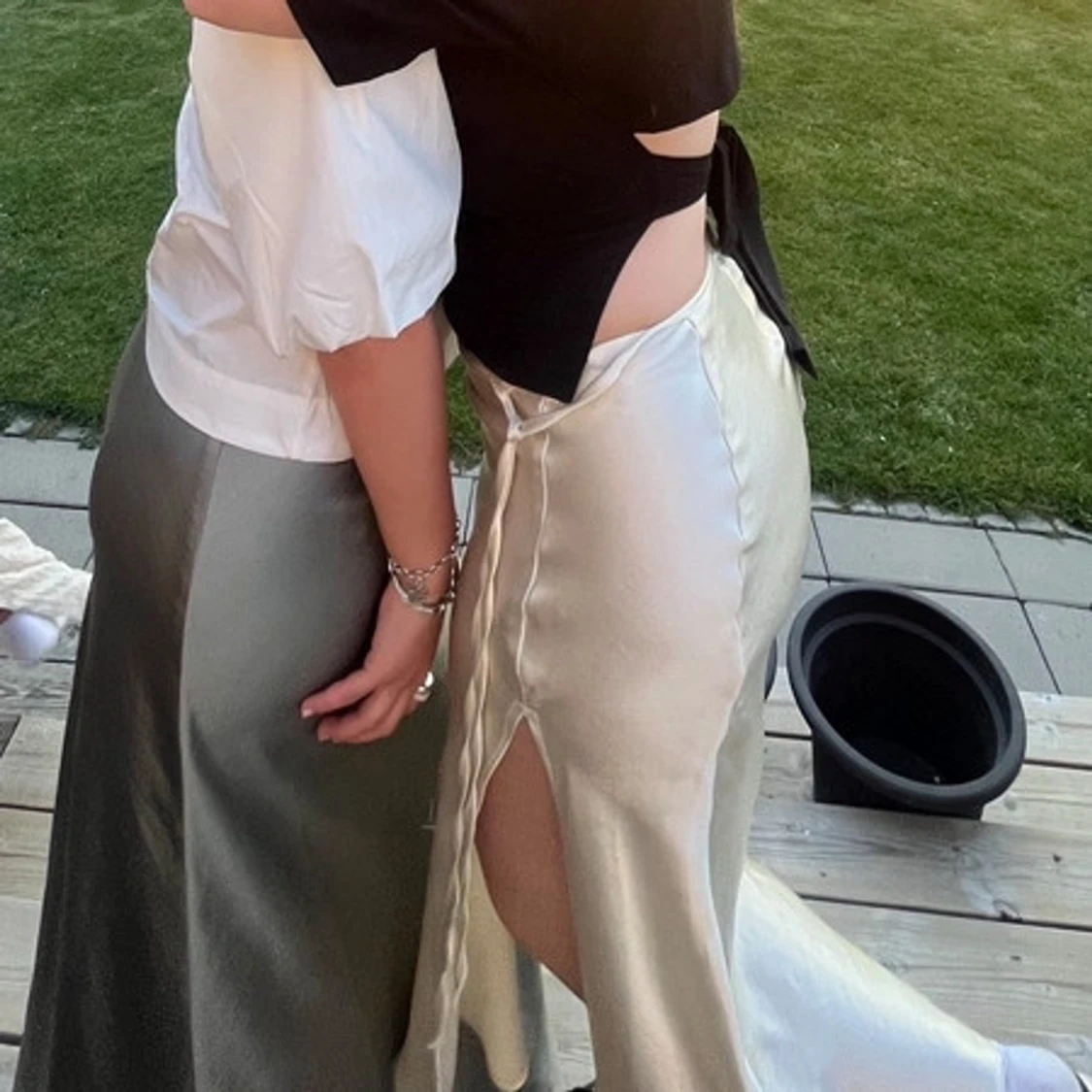 Beige satin långkjol - 1