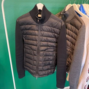 Moncler Down Cardigan-Black - Säljer min fina Moncler cardigan i otroligt bra skick, storlek M men passar small 