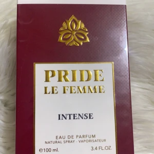 Pride Le Femme Intense Eau de Parfum - Upptäck Pride Le Femme Intense, en Eau de Parfum från Al Mawaheb. Denna doft kommer i en elegant vinröd förpackning med gyllene detaljer. Flaskan innehåller 100 ml av en intensiv och förförisk doft, perfekt för den som vill sticka ut.