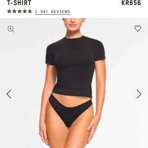 Skims T shirt  - Ny t shirt från Skims , säljer för jag behöver köpa ny storlek annars super skön och stretchig.