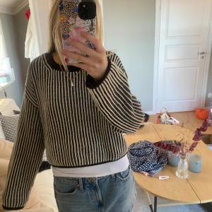 Randig stickad tröja från Divided - Säljer en jättefin tröja ifrån hm. Den är ganska oanvänd och i bra skick💕