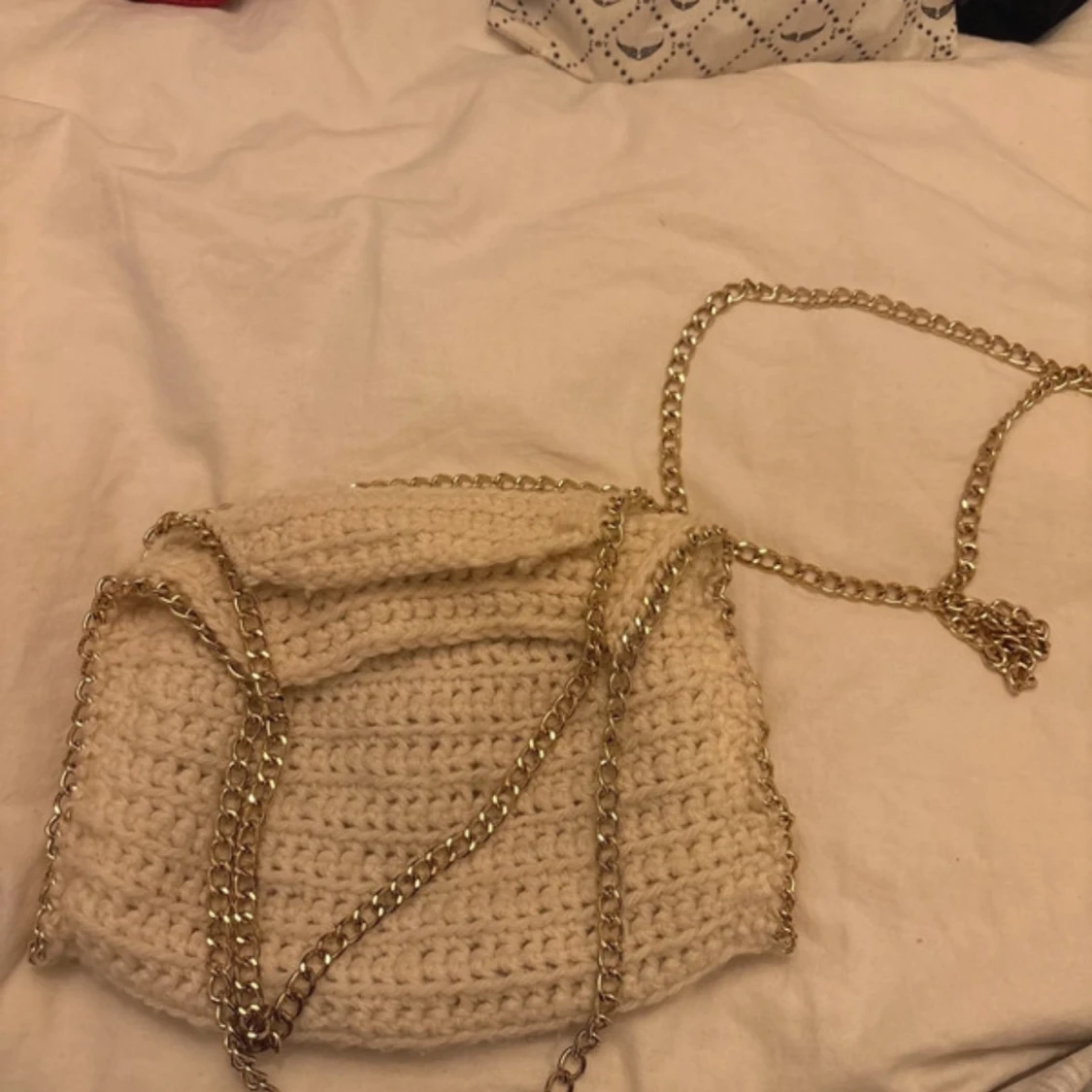 Virkad liten väska med kedja