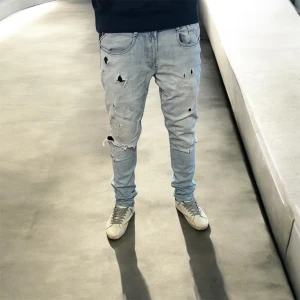 Replay Anbass - Skit snygga replay anbass jeans me revor i sig. Storlek W33 L34. Tveka inte att höra av er med frågor eller funderingar och kolla gärna in mina andra annonser🤩🤩