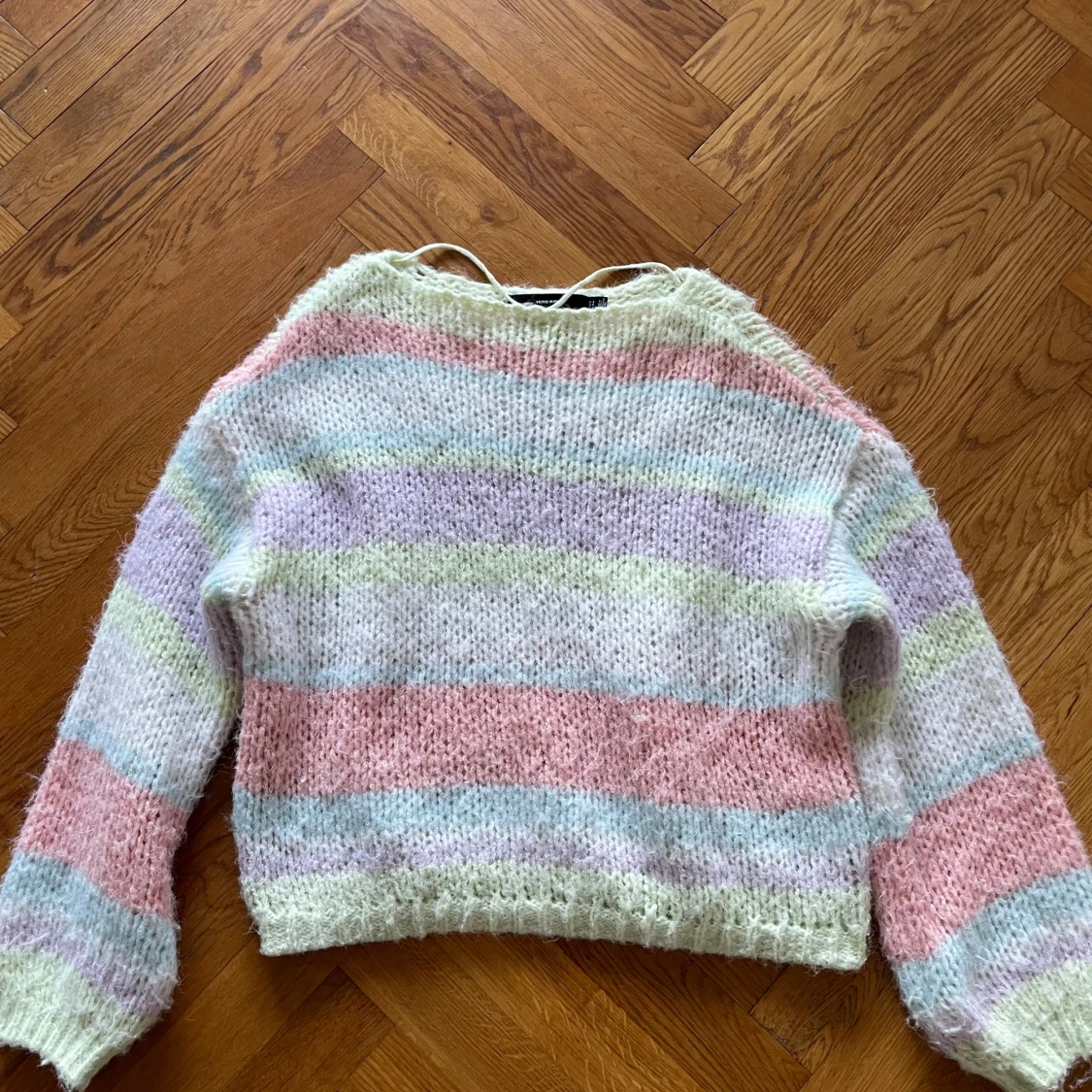 Randig stickad tröja i pastellfärger