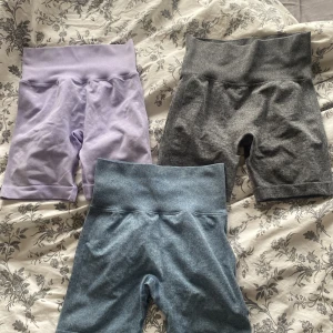 Träningsshorts - Säljer tre par träningsshorts i olika färger: ljuslila, grå och blå. Dem är köpta från SHEIN för ca 2 år sedan. Alla är i storlek S och säljes tillsammans för 90kr +frakt. Bra skick!