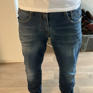Replay anbass - Skit feta replay jeans som är i nyskick helt utan defekter, nypris på dessa är 2000 vårat pris är 499 som är skit bra pris🙌🏻 anbass lappen har dock ramlat.