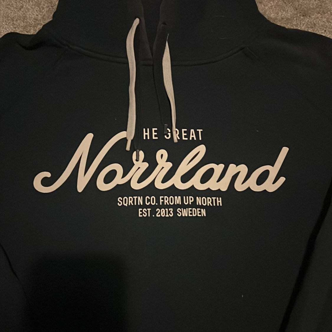 En snygg mörkblå hoodie, Norrland, SQRTB company - 1