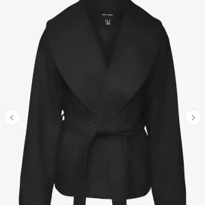Kappa - Super vacker vår/höst kappa från Vero Moda i färgen svart. Jätte bra stick endast lite nopprig som man kan fixa enkelt. För fler frågor skriv till mig🌸 pris går att diskutera 