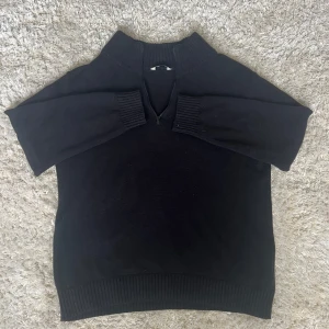 Stickad halfzip  - En stilren stickad halfzip i storlek 170 men sitter som en S