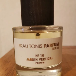 Frau Tonis Parfum Nº 16 Jardin Vertical - Frau Tonis Parfum med doften Nº 16 Jardin Vertical. 47/50 ml. Ingen kartong. 