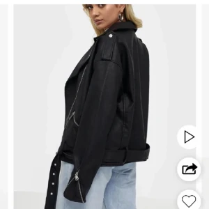 Oversized Skinnjacka - Over sized skinnjacka från NaKd, nyskick 