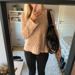 Svart axelväska i syntet - Snygg svart axelväska i syntetmaterial med justerbara remmar och dragkedja. Perfekt för att bära med sig allt man behöver. Väskan har flera fack inuti för enkel organisering.💕💕