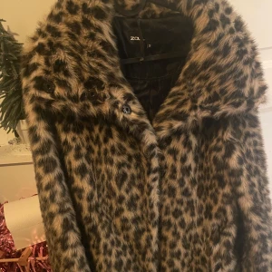 Leopardmönstrad pälsjacka  - Säljer en snygg leopardmönstrad pälsjacka . Jackan har en klassisk krage och stängs med knappar framtill. I väldigt bra skick 