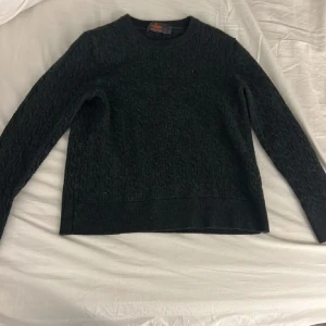 Mörkgrön ulltröja från Morris - Säljer en stilren svart tröja från Morris i 100% merinoull. Krympt i tvätten så sitter som xs/s