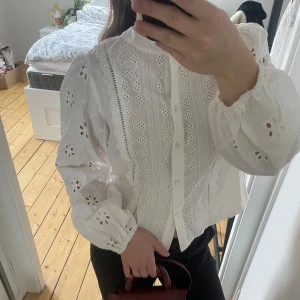Så så din blus från Zara med hål broderier - Skjort blus perfekt till vår och sommar 🫶🏼passar xs och s