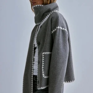 Grå kavaj från Nelly 🥂✨ - Säljer en snygg grå kavaj/jacka från Nelly som passar till vardags men även till lite mer uppklädda tillfällen! Kavajen har en rak passform och rätt tunn så den passar att ha över ett linne eller en T-shirt ❣️🙌🏻 den är oanvänd och har inga tecken på användning !