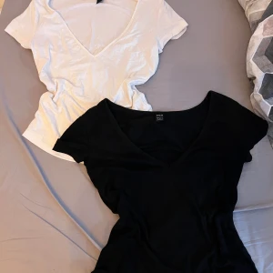 Svart och vit v-ringad topp - Två stilrena v-ringade toppar från SHEIN i svart och vitt i storlek S/36. 