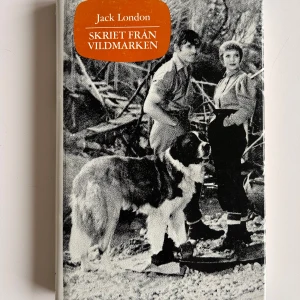 Skriet från vildmarken - Säljer boken 'Skriet från vildmarken' av Jack London. Boken är en klassisk äventyrsroman som handlar om överlevnad och naturens krafter. Tuggad på baksidan av min 🐰. Sidorna är i toppskick.
