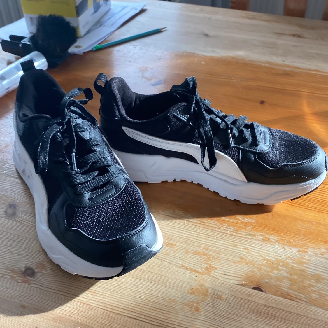 Svarta och vita sneakers från Puma - 1