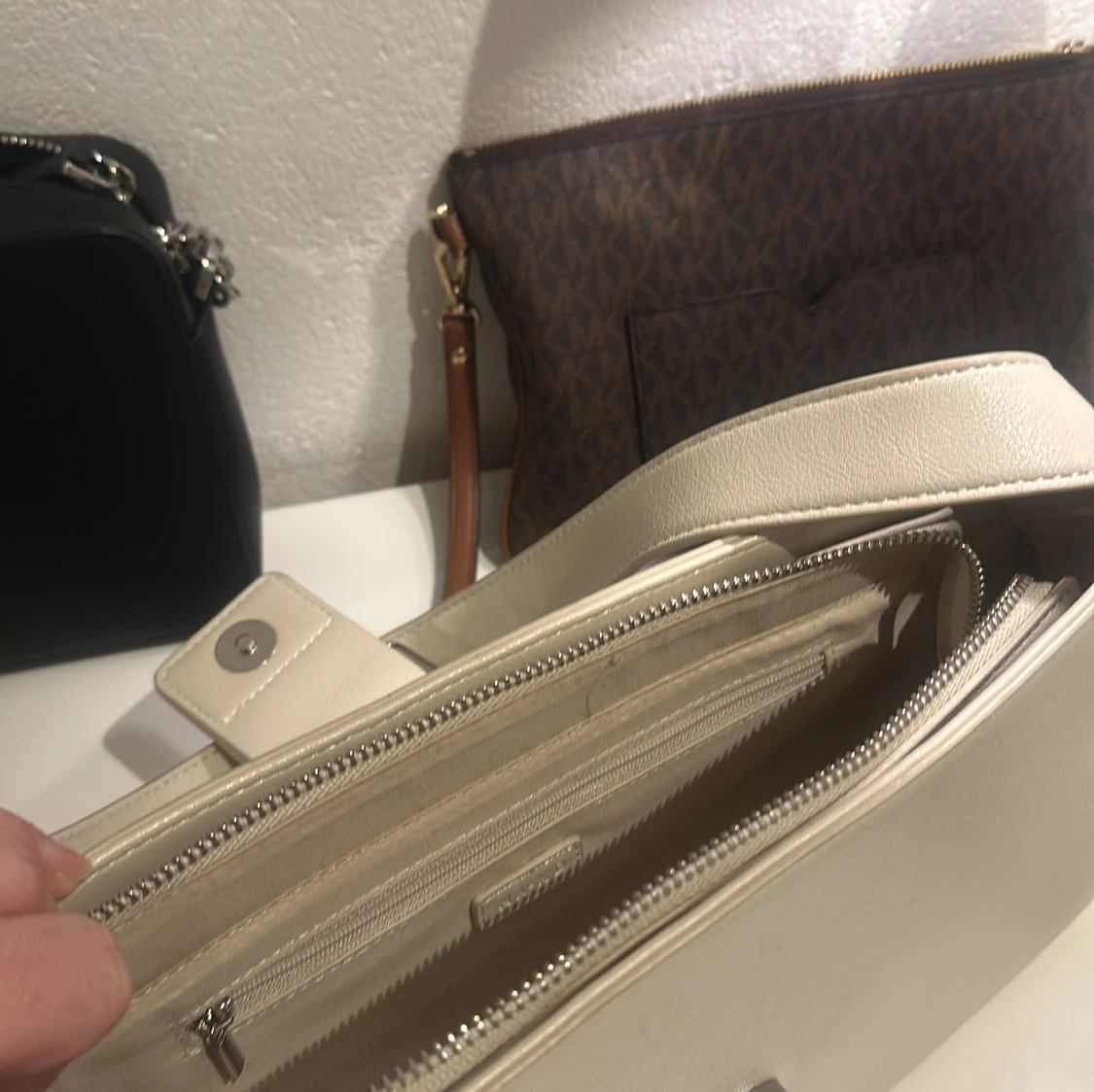 Beige axelväska med spänne - 1