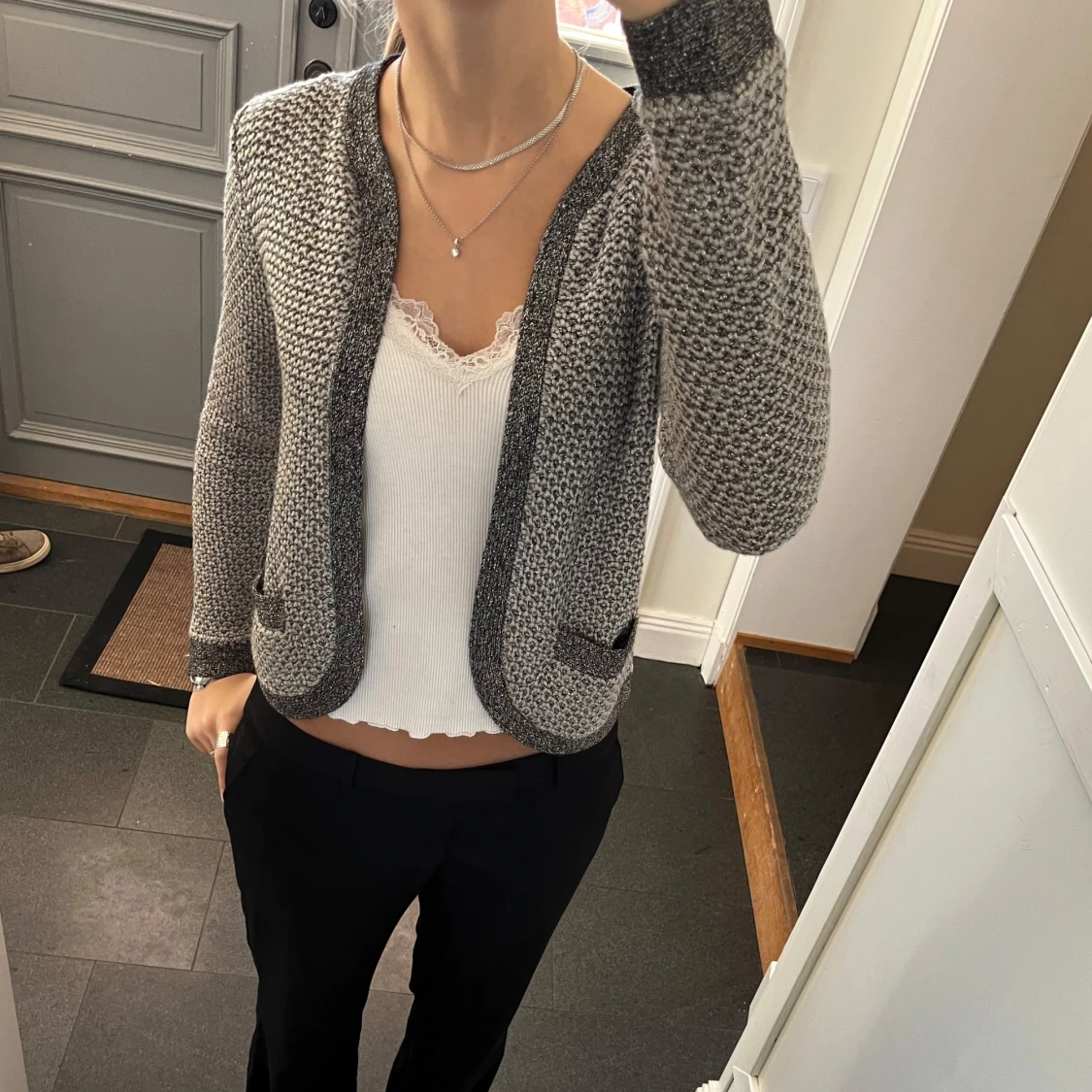 Glittrig stickad kofta