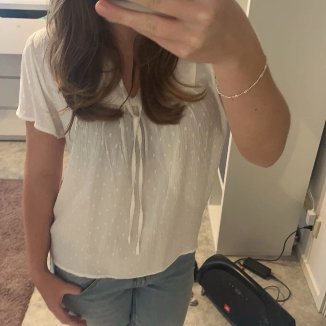 Vit blus med knytband