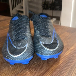 Nike zoom vapor 15 elite fg  -  Jag säljer ett par Nike zoom vapor 15 elite fg de är i jätte bra skick använt de i 3 veckor. Om du vill så kan jag skicka med påsen original pris 3200