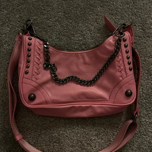 ZARA väska  - Sjukt snygg väska från Zara!! I rosa 🩷😍😍 knappt använd och den har ett långt band och en kort kedja , så man kan bära den på två olika sätt!