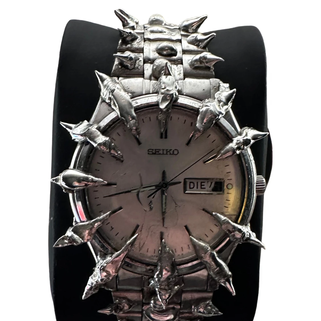 Unik klocka från Seiko med spikdetaljer