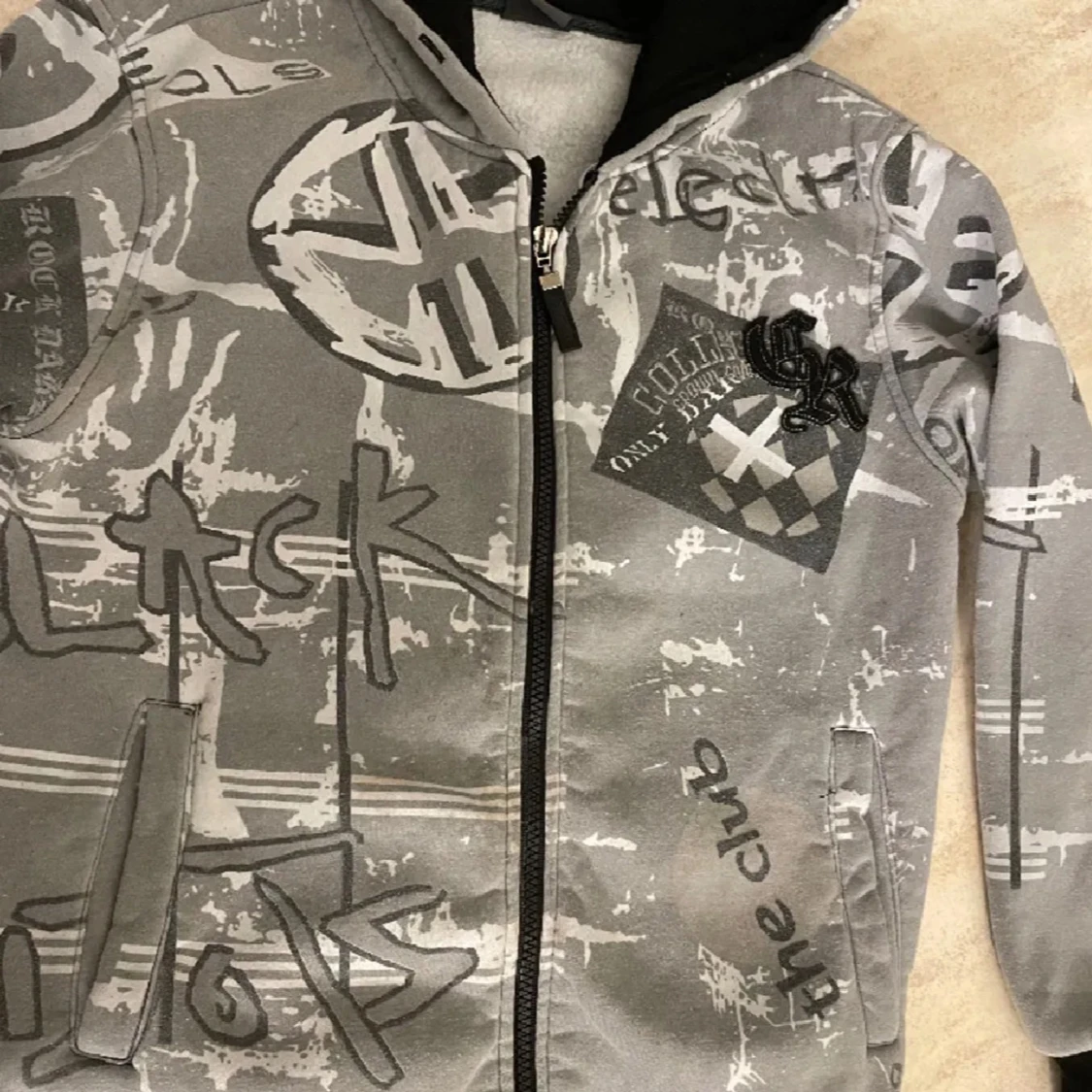 Grå mönstrad zipup hoodie  - 90