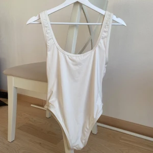 Baddräkt NAKD - Oanvänd baddräkt från Nakd. Plombering och prislapp kvar. Storlek M. Djup rygg och höga ben
