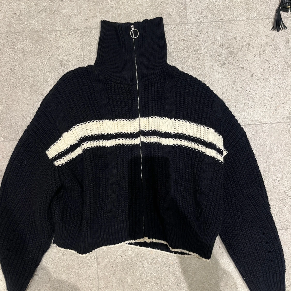 Marinblå stickad kofta med dragkedja - 91