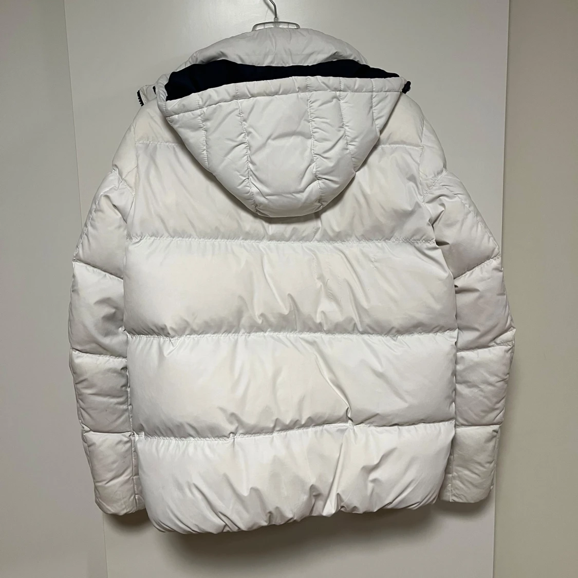 Vit pufferjacka från Tommy Hilfiger - 90