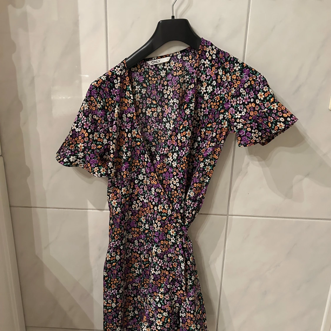 Blommig omlottklänning från ONLY - 90