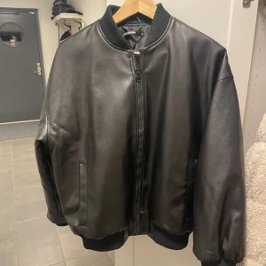 Svart skinnjacka - Säljer skinnjackan från bikbok som gick vitalt på TikTok! Sparsamt använd! Storlek Xs men är lite oversized så beroende på hur du vill att den ska sitta så kan du som har Xs-S ha den