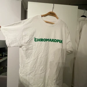Vit t-shirt från Chromakopia - Hej, säljer min chromakopia tröja då den tyvärr var för liten, den sitter perfekt om du har M. Den är limiterad och man kan ej köpa den online längre. Nypris är ca 550 och mitt pris är 300 och den är provad en gång