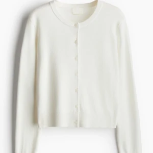 Vit kofta från H&M - Säljer en jättefin vit kofta från H&M! Den är i mycket bra skick och har aldrig används ❤️ priset går att diskutera!!