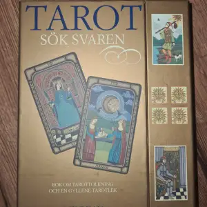 Säljer en bok om tarotolkning tillsammans med en tarotlek. Perfekt för både nybörjare och erfarna tarotläsare. Kortleken har vackra illustrationer och kommer i en elegant förpackning. En fantastisk möjlighet att fördjupa sig i tarotens värld och hitta svaren du söker. (Finns även mer kort men får ej bifoga mer bilder så kontakta privat om det känns viktigt!🫶) Alla kort är i mycket bra skick utöver en knug som blivit lite misshandlad men fortfarande brukbar😭