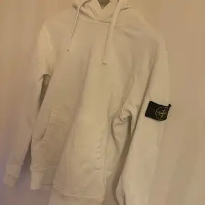 Tja, säljer min stone island hoodie! Hel o fin, inga defekter. Strlk S