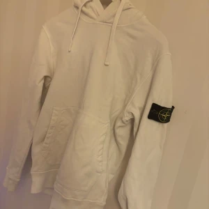 Stone island hoodie S - Tja, säljer min stone island hoodie! Hel o fin, inga defekter. Strlk S, qr finns