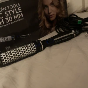 Björn Axén Tools Magic Style Brush 30 mm - Säljer en Björn Axén Tools Magic Style brush 30 mm. Perfekt för att skapa volym och lockar❤️nästan helt oanvänd. Ord pris cirka 600