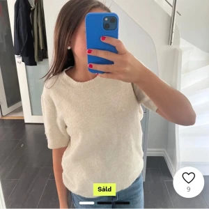 Beige tröja från H&M - Säljer en superfin beige tröja från H&M i storlek S. Den är kortärmad och har en rund halsringning. Perfekt för både vår och sommar! Tröjan är i bra skick och gjord av ett mjukt material som känns skönt mot huden. Passar perfekt till jeans eller kjol för en avslappnad look.