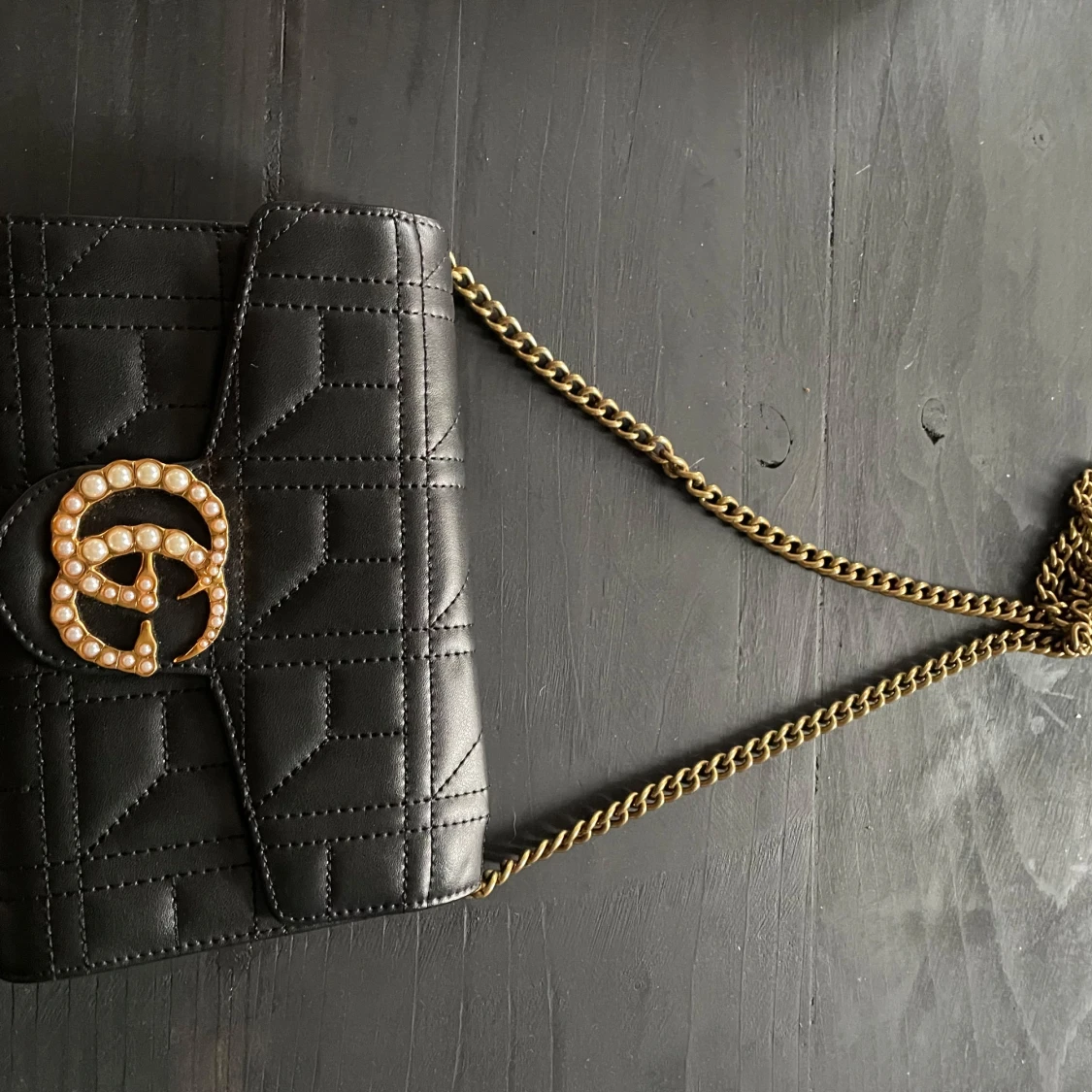Svart quiltad axelväska med pärldetaljer