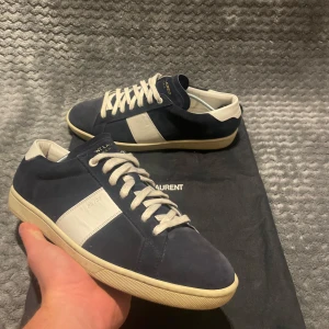 Saint Laurent SL/02 sneakers - Säljer dessa feta saint Laurent SL/02 smakers nu som passar 41,5 skicket är 9/10 så sulan är lite smutsig! Vid minsta lilla frga är det bara att hojta!