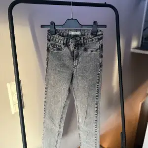 Säljer ett par grå skinny jeans modell MOLLY från Gina Tricot. Mycket bra skick.