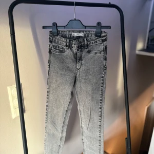 Grå skinny jeans Molly - Säljer ett par grå skinny jeans modell MOLLY från Gina Tricot. Mycket bra skick.