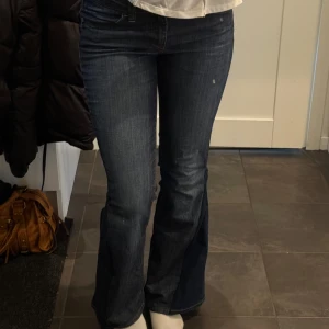 Mörkblå bootcut jeans - Säljer ett par snygga mörkblå bootcut jeans i bra skick. De har en klassisk femficksdesign och är lågmidjade för en trendig look. Perfekta för både vardag och fest! 🕺Midja: 38 cm Innerbenslängd: 78 cm Ytterbenslängd: 100 cm